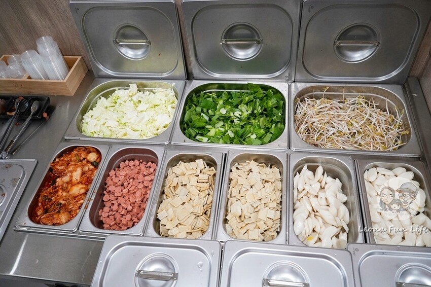 台中市太平區太平學區內熱門無人拉麵店，24小時營業吃宵夜超方便，配菜爽爽加、飲料喝到飽!韓湯匙無人拉麵 24 Hours 勤