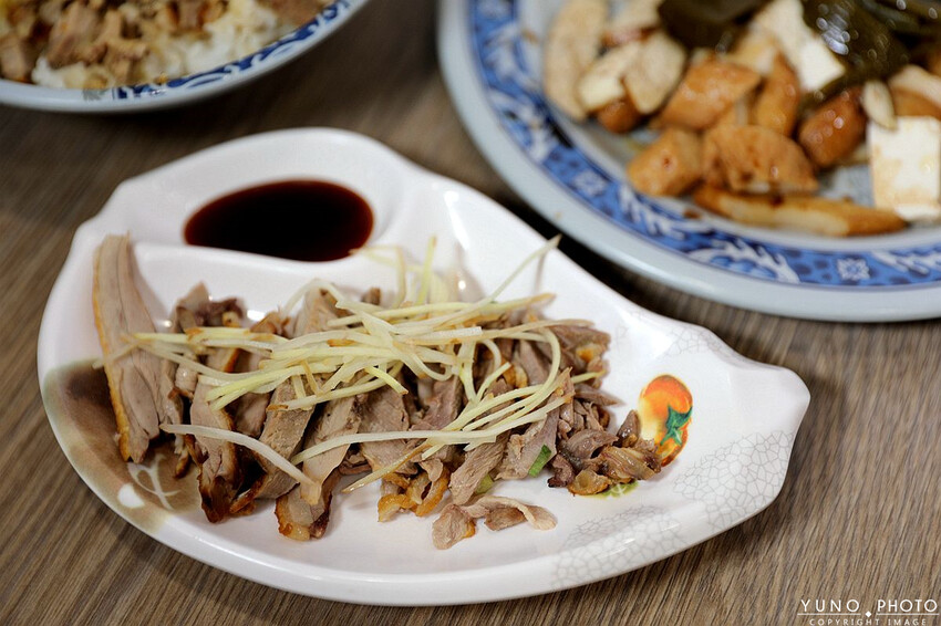 苗栗縣苗栗市老字號傳承一甲子的好滋味！必點噴香誘人鴨香飯｜傳香麵食館(苗栗聯合大學銅板小吃美食)
