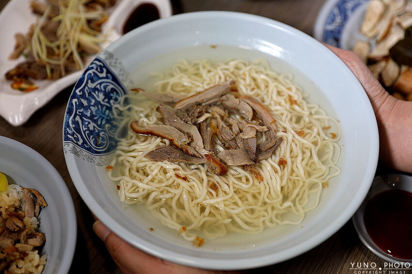 苗栗縣苗栗市老字號傳承一甲子的好滋味！必點噴香誘人鴨香飯｜傳香麵食館(苗栗聯合大學銅板小吃美食)