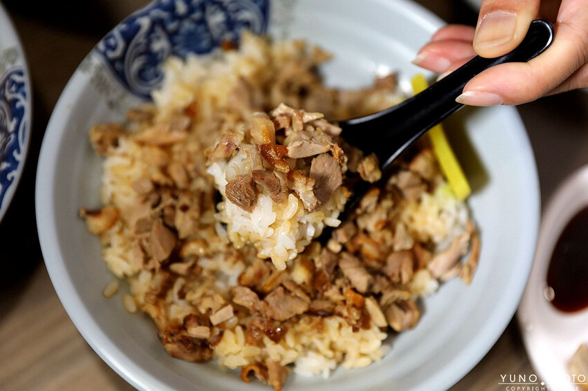 苗栗縣苗栗市老字號傳承一甲子的好滋味！必點噴香誘人鴨香飯｜傳香麵食館(苗栗聯合大學銅板小吃美食)