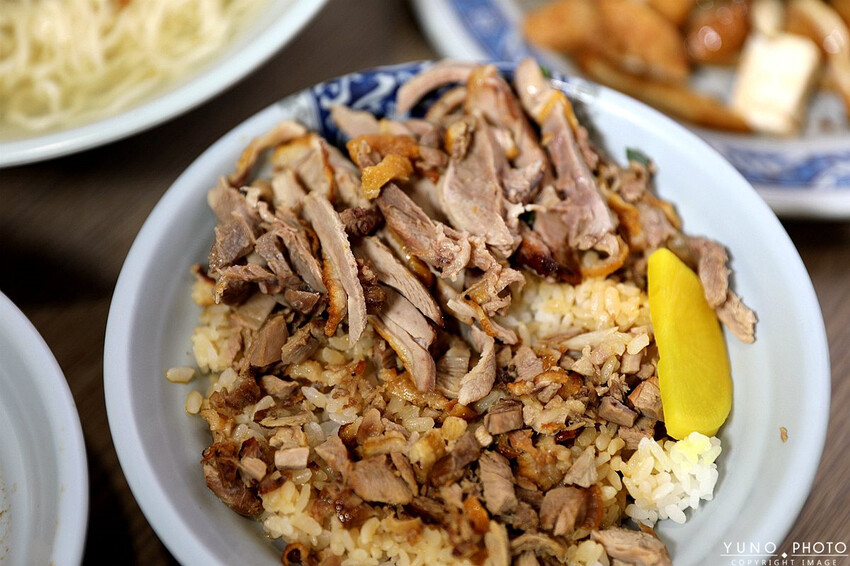 苗栗縣苗栗市老字號傳承一甲子的好滋味！必點噴香誘人鴨香飯｜傳香麵食館(苗栗聯合大學銅板小吃美食)