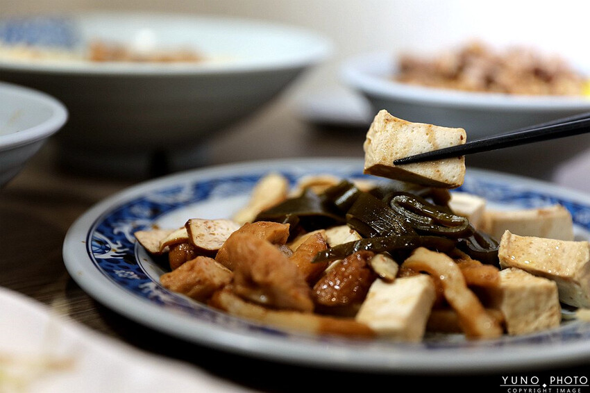 苗栗縣苗栗市老字號傳承一甲子的好滋味！必點噴香誘人鴨香飯｜傳香麵食館(苗栗聯合大學銅板小吃美食)