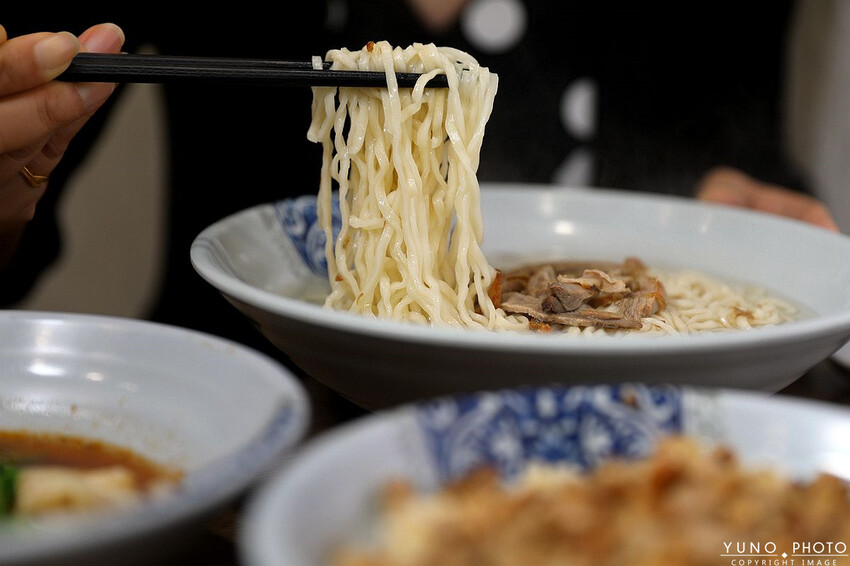 苗栗縣苗栗市老字號傳承一甲子的好滋味！必點噴香誘人鴨香飯｜傳香麵食館(苗栗聯合大學銅板小吃美食)