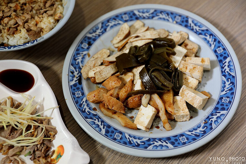 苗栗縣苗栗市老字號傳承一甲子的好滋味！必點噴香誘人鴨香飯｜傳香麵食館(苗栗聯合大學銅板小吃美食)