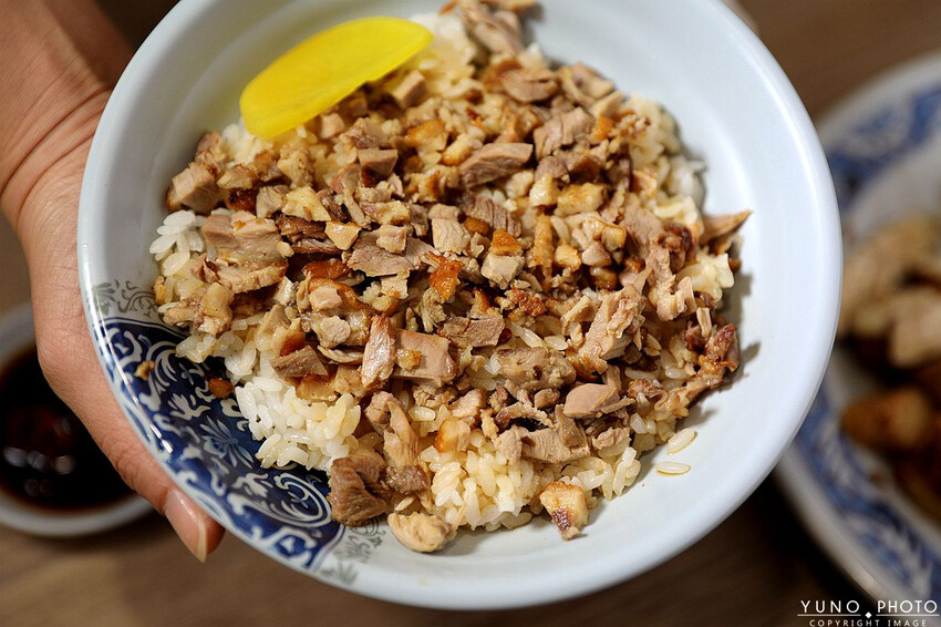 苗栗縣苗栗市老字號傳承一甲子的好滋味！必點噴香誘人鴨香飯｜傳香麵食館(苗栗聯合大學銅板小吃美食)