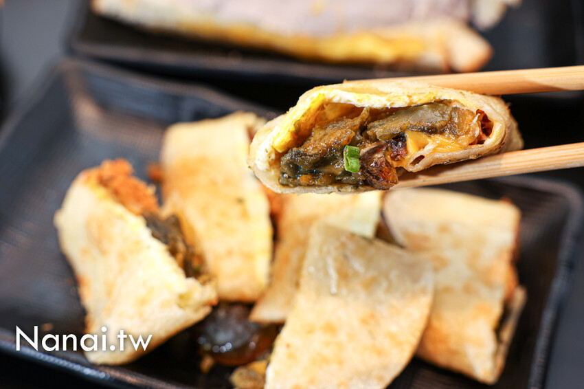 新店！福安宮前的宵夜美食，必點芋泥三明治，芋泥餡多到快炸開。還有炒泡麵、鍋燒意麵的麵量也很阿莎力～溪湖點藝點