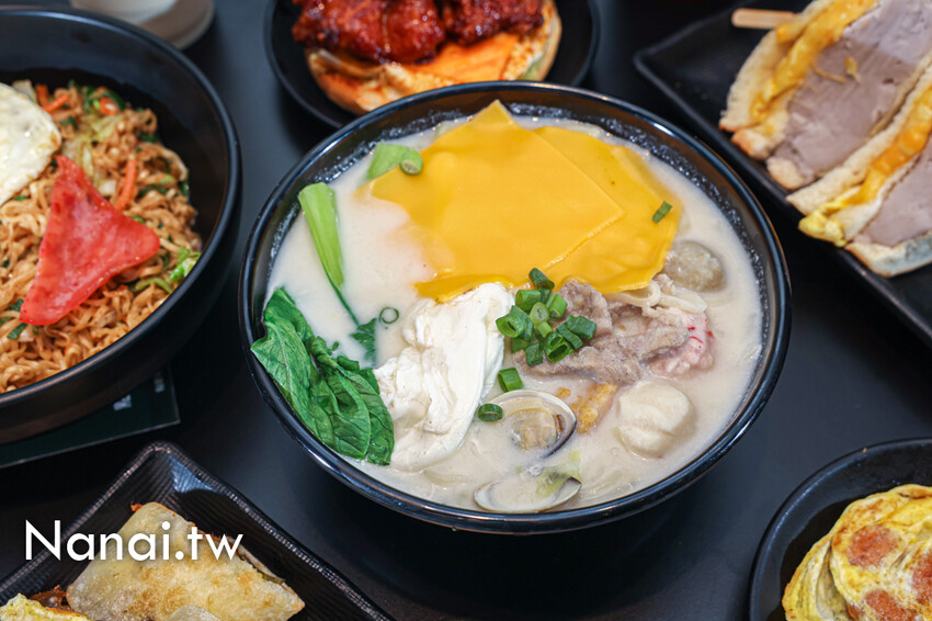 新店！福安宮前的宵夜美食，必點芋泥三明治，芋泥餡多到快炸開。還有炒泡麵、鍋燒意麵的麵量也很阿莎力～溪湖點藝點