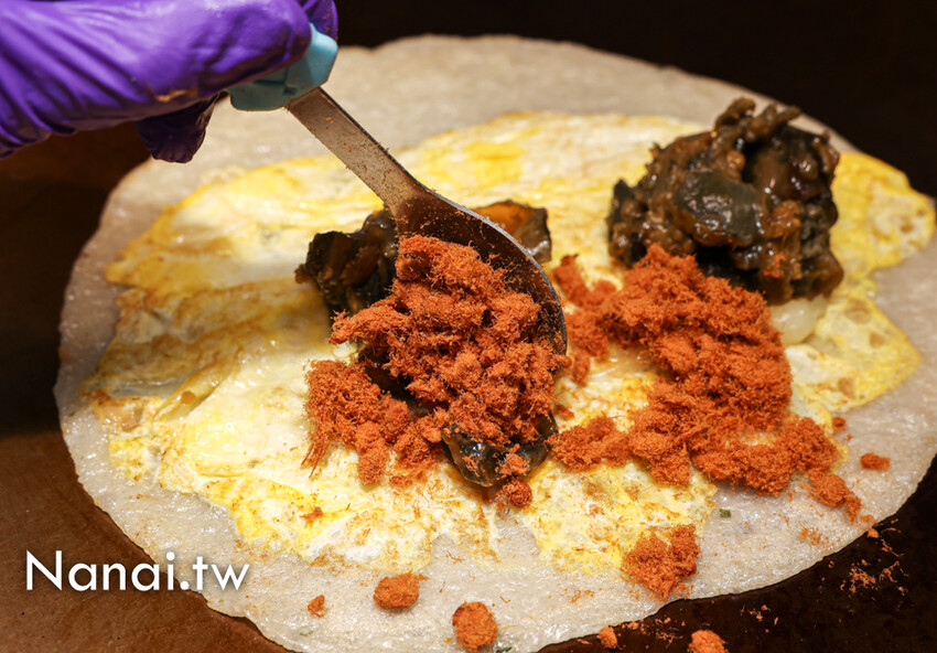 新店！福安宮前的宵夜美食，必點芋泥三明治，芋泥餡多到快炸開。還有炒泡麵、鍋燒意麵的麵量也很阿莎力～溪湖點藝點