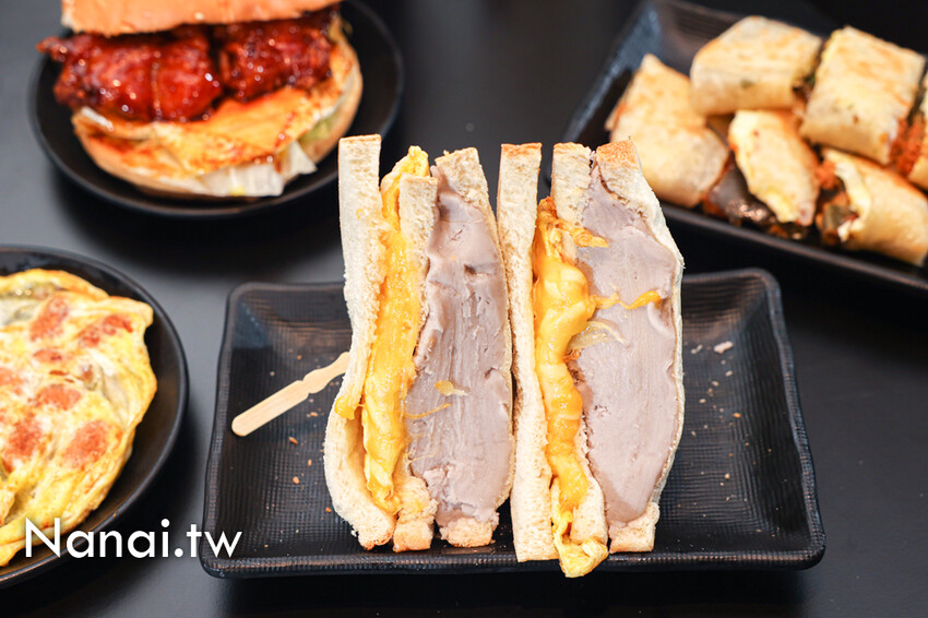 新店！福安宮前的宵夜美食，必點芋泥三明治，芋泥餡多到快炸開。還有炒泡麵、鍋燒意麵的麵量也很阿莎力～溪湖點藝點