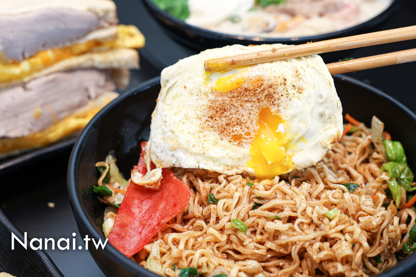 新店！福安宮前的宵夜美食，必點芋泥三明治，芋泥餡多到快炸開。還有炒泡麵、鍋燒意麵的麵量也很阿莎力～溪湖點藝點