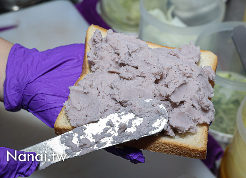 新店！福安宮前的宵夜美食，必點芋泥三明治，芋泥餡多到快炸開。還有炒泡麵、鍋燒意麵的麵量也很阿莎力～溪湖點藝點