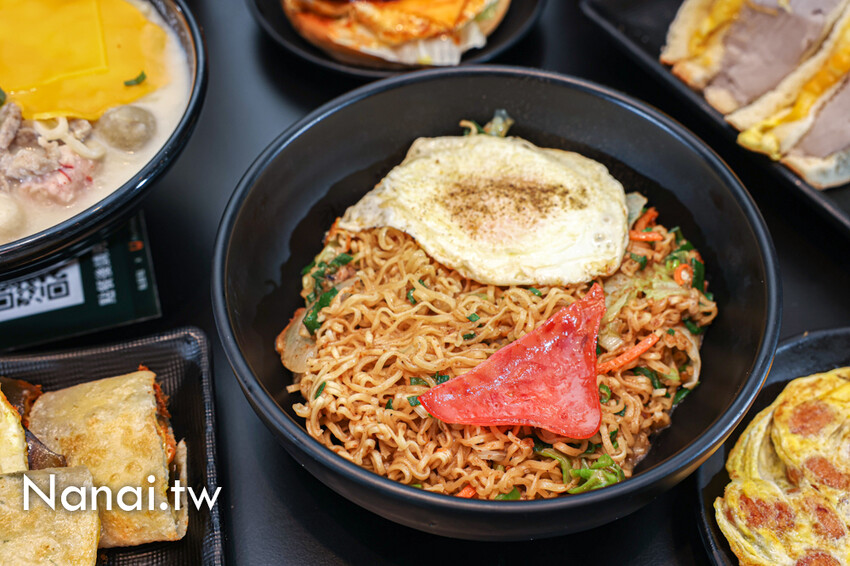 新店！福安宮前的宵夜美食，必點芋泥三明治，芋泥餡多到快炸開。還有炒泡麵、鍋燒意麵的麵量也很阿莎力～溪湖點藝點