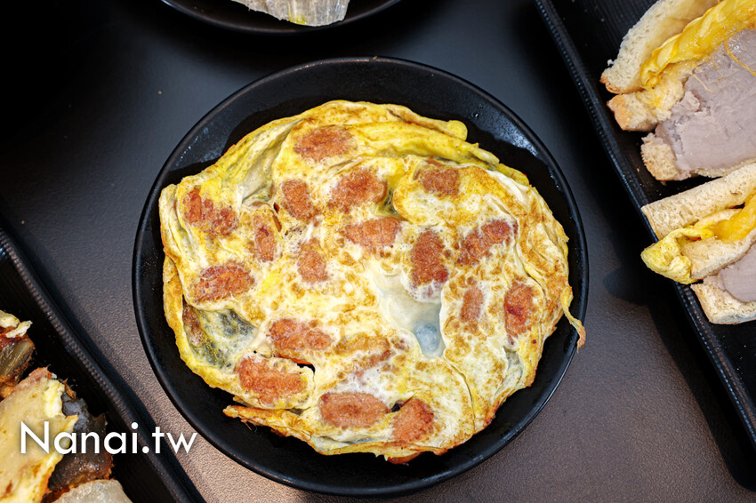 新店！福安宮前的宵夜美食，必點芋泥三明治，芋泥餡多到快炸開。還有炒泡麵、鍋燒意麵的麵量也很阿莎力～溪湖點藝點