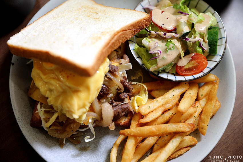 台中市太平區隱身巷弄文青風早午餐！食材新鮮堅持手作餐點美味有特色 隱藏版『店員』陪您用餐｜朝詩沐餉早午餐(寵物友善