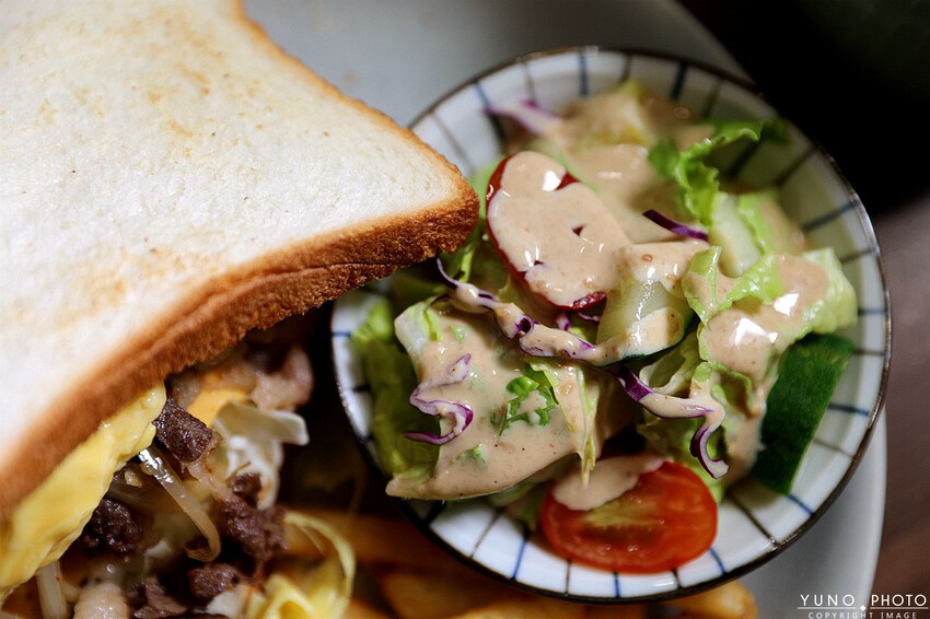 台中市太平區隱身巷弄文青風早午餐！食材新鮮堅持手作餐點美味有特色 隱藏版『店員』陪您用餐｜朝詩沐餉早午餐(寵物友善