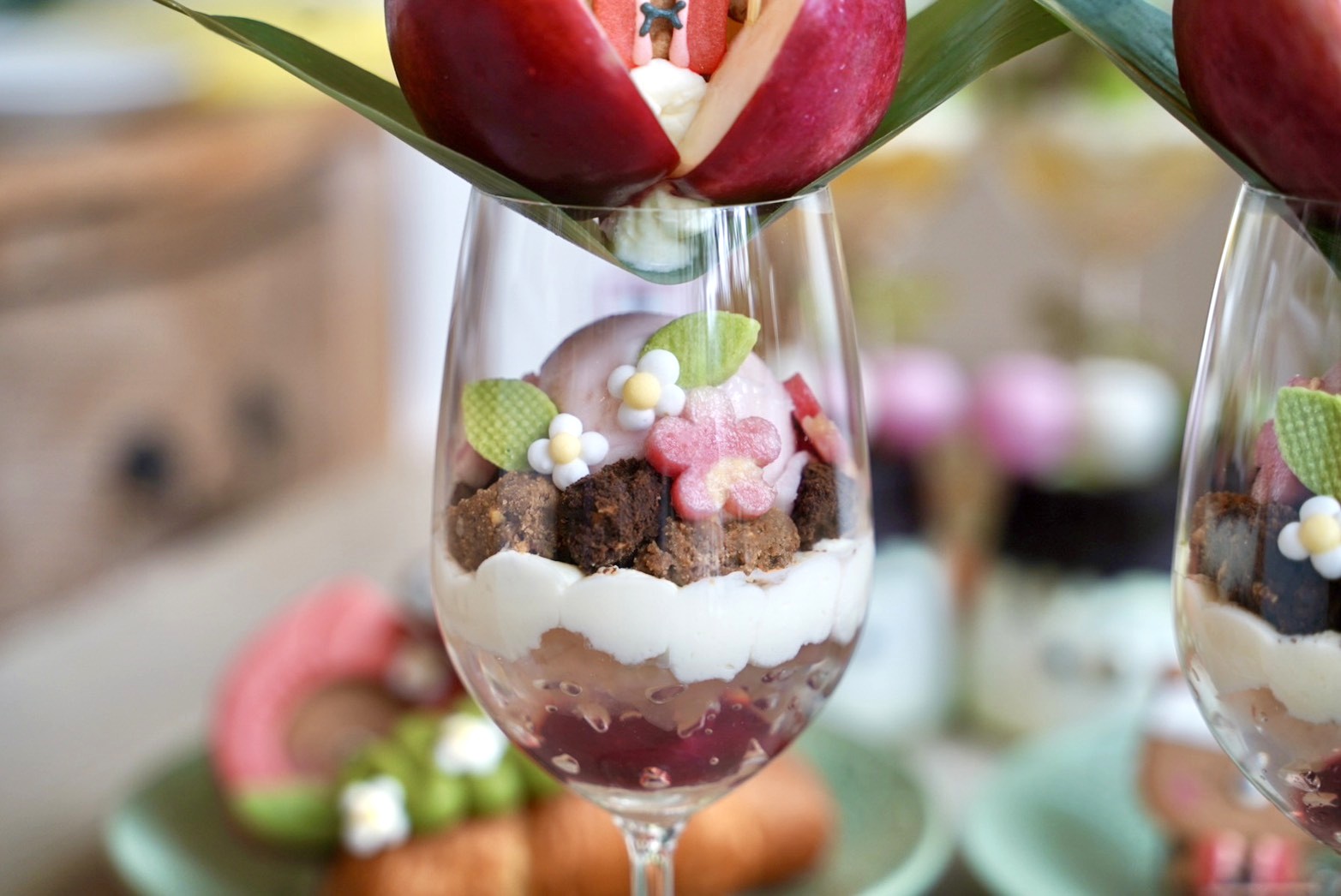 【雛菊見DAISY HOUSE】全台最浮誇、最夢幻的芭菲杯就在這！全新季節甜點「抹茶童話・桃太郎物語」每一樣都超好拍照，抹茶控快收藏～台中約會餐廳推薦 - 阿華田的美食日記