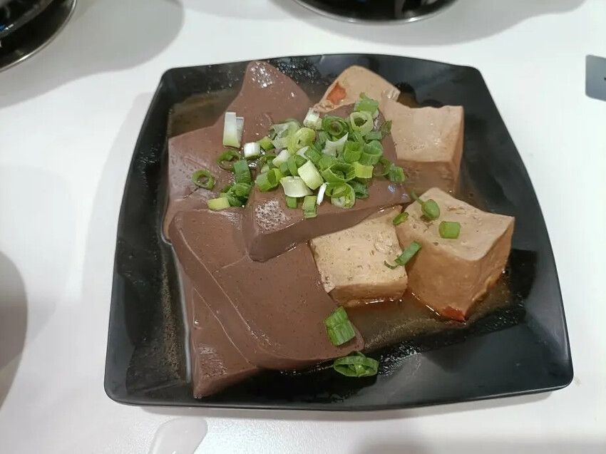 板橋火鍋新開店！新埔捷運站「來吧吃鍋」野菜 滷肉飯吃到飽。