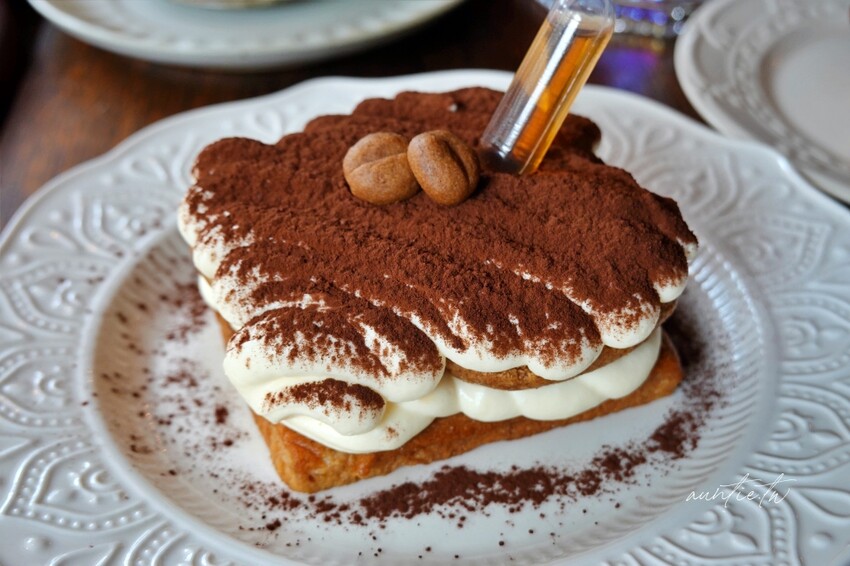 台北市中正區【台北】古亭｜隅咖啡，復古理髮廳優雅老派咖啡廳，還有偶而出現的隱藏版甜點喔！