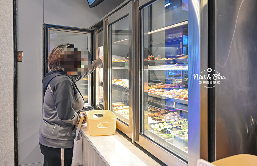 柒息地串燒居酒屋，台中逢甲夜市宵夜美食，十年神醬烤肉串燒15元起，超平價居酒屋 @Nini and Blue  玩樂食記