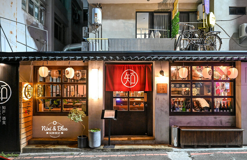 柒息地串燒居酒屋，台中逢甲夜市宵夜美食，十年神醬烤肉串燒15元起，超平價居酒屋 @Nini and Blue  玩樂食記