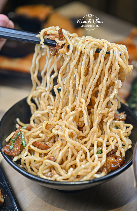 柒息地串燒居酒屋，台中逢甲夜市宵夜美食，十年神醬烤肉串燒15元起，超平價居酒屋 @Nini and Blue  玩樂食記