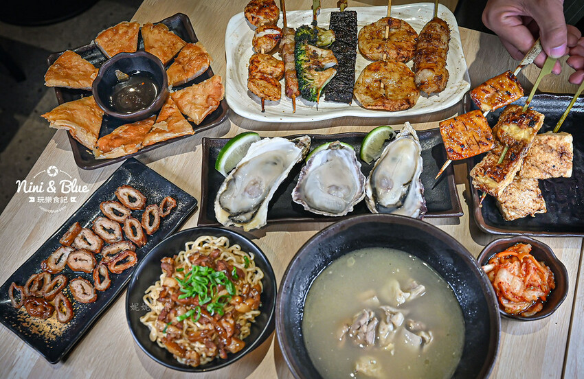 柒息地串燒居酒屋，台中逢甲夜市宵夜美食，十年神醬烤肉串燒15元起，超平價居酒屋 @Nini and Blue  玩樂食記