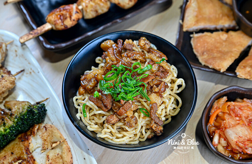 柒息地串燒居酒屋，台中逢甲夜市宵夜美食，十年神醬烤肉串燒15元起，超平價居酒屋 @Nini and Blue  玩樂食記
