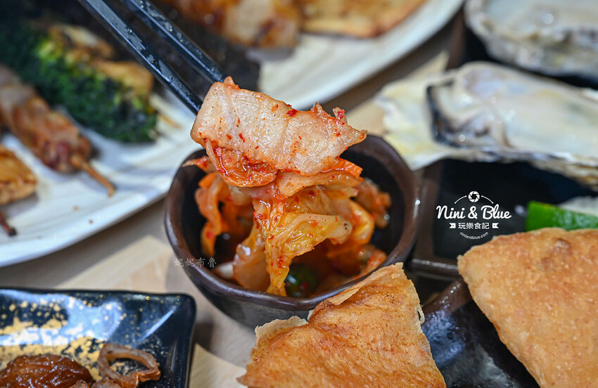 柒息地串燒居酒屋，台中逢甲夜市宵夜美食，十年神醬烤肉串燒15元起，超平價居酒屋 @Nini and Blue  玩樂食記