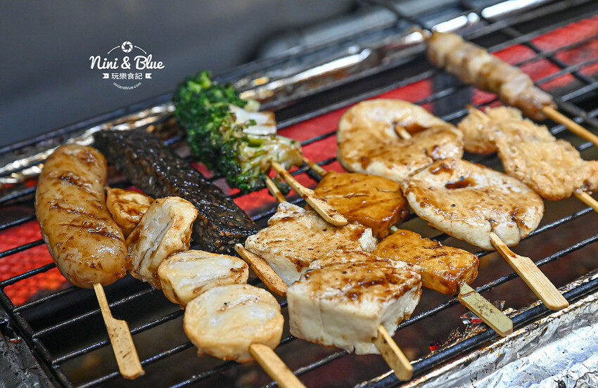 柒息地串燒居酒屋，台中逢甲夜市宵夜美食，十年神醬烤肉串燒15元起，超平價居酒屋 @Nini and Blue  玩樂食記