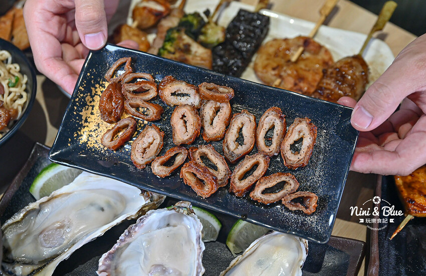 柒息地串燒居酒屋，台中逢甲夜市宵夜美食，十年神醬烤肉串燒15元起，超平價居酒屋 @Nini and Blue  玩樂食記