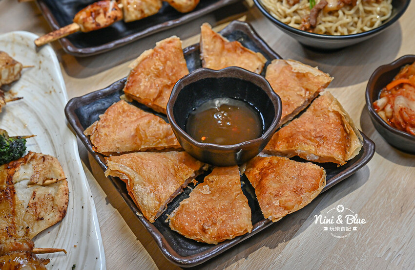 柒息地串燒居酒屋，台中逢甲夜市宵夜美食，十年神醬烤肉串燒15元起，超平價居酒屋 @Nini and Blue  玩樂食記