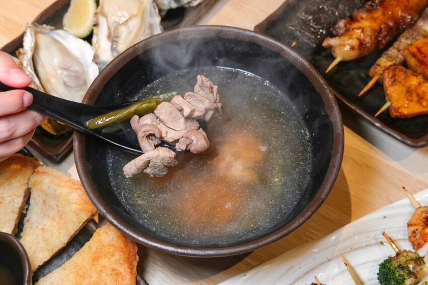 柒息地串燒居酒屋 ｜台中逢甲人氣銅板價串燒店，每串最低15元加碼泡菜免費續! - 肉依小姐吃什麼