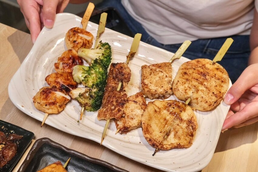 柒息地串燒居酒屋 ｜台中逢甲人氣銅板價串燒店，每串最低15元加碼泡菜免費續! - 肉依小姐吃什麼