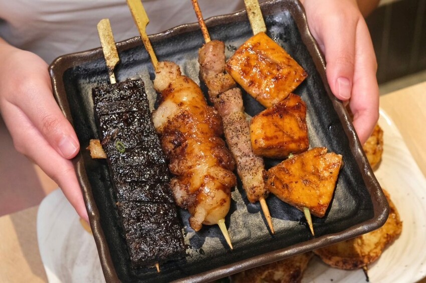 柒息地串燒居酒屋 ｜台中逢甲人氣銅板價串燒店，每串最低15元加碼泡菜免費續! - 肉依小姐吃什麼