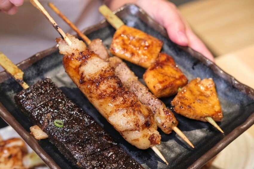 柒息地串燒居酒屋 ｜台中逢甲人氣銅板價串燒店，每串最低15元加碼泡菜免費續! - 肉依小姐吃什麼