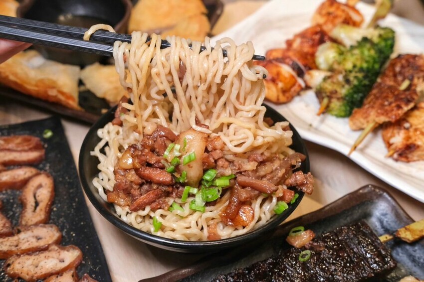 柒息地串燒居酒屋 ｜台中逢甲人氣銅板價串燒店，每串最低15元加碼泡菜免費續! - 肉依小姐吃什麼