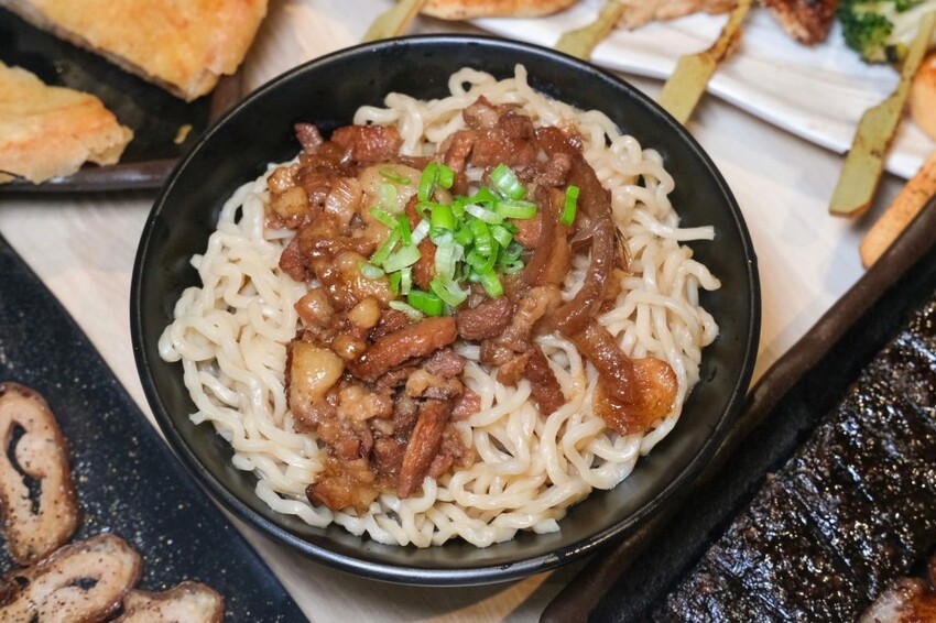 柒息地串燒居酒屋 ｜台中逢甲人氣銅板價串燒店，每串最低15元加碼泡菜免費續! - 肉依小姐吃什麼