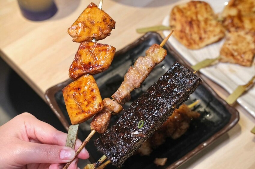 柒息地串燒居酒屋 ｜台中逢甲人氣銅板價串燒店，每串最低15元加碼泡菜免費續! - 肉依小姐吃什麼