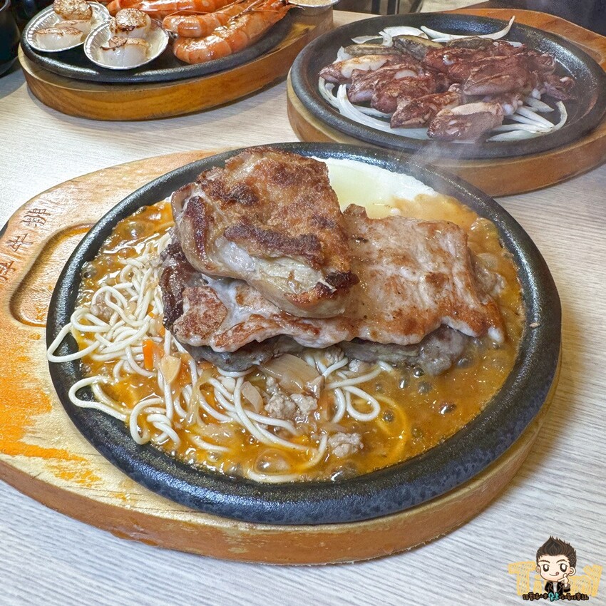 新竹縣竹東鎮100%原肉平價牛排+豐富自助吧吃到飽只要190元起！290元就可以吃到三種肉肉排餐+麵條無限續免費！--跟著踢小米吃喝玩樂趣