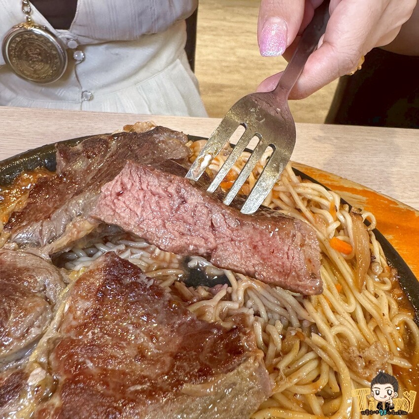 新竹縣竹東鎮100%原肉平價牛排+豐富自助吧吃到飽只要190元起！290元就可以吃到三種肉肉排餐+麵條無限續免費！--跟著踢小米吃喝玩樂趣