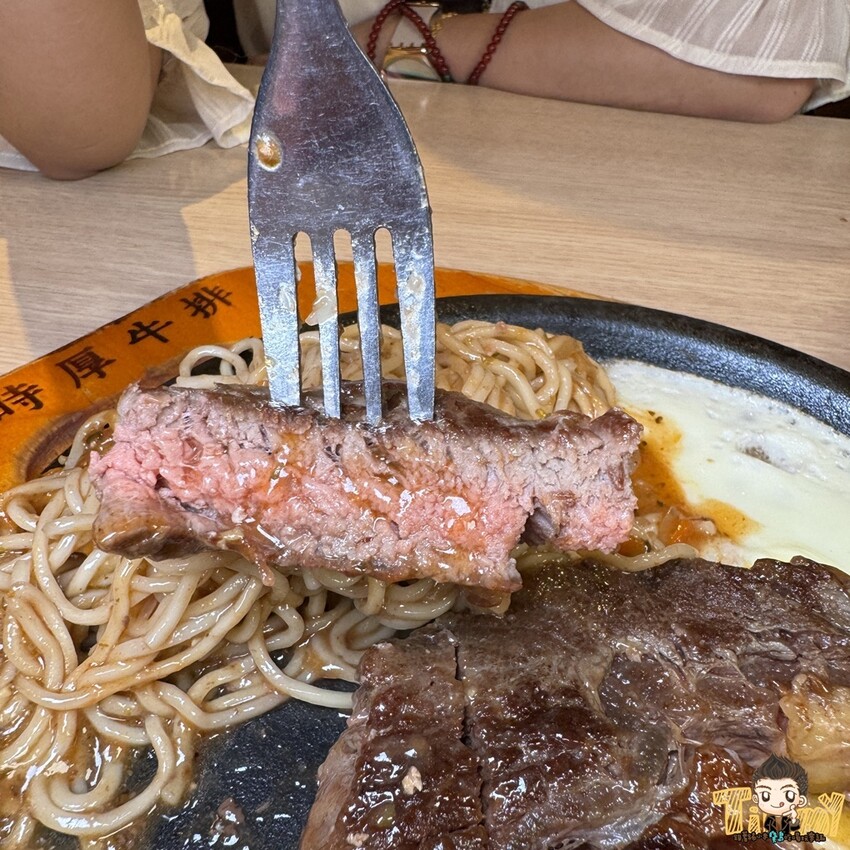 新竹縣竹東鎮100%原肉平價牛排+豐富自助吧吃到飽只要190元起！290元就可以吃到三種肉肉排餐+麵條無限續免費！--跟著踢小米吃喝玩樂趣