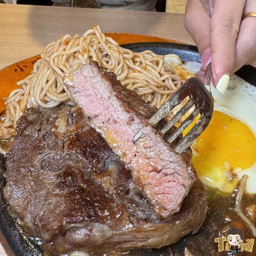 新竹縣竹東鎮100%原肉平價牛排+豐富自助吧吃到飽只要190元起！290元就可以吃到三種肉肉排餐+麵條無限續免費！--跟著踢小米吃喝玩樂趣