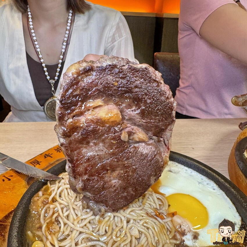 新竹縣竹東鎮100%原肉平價牛排+豐富自助吧吃到飽只要190元起！290元就可以吃到三種肉肉排餐+麵條無限續免費！--跟著踢小米吃喝玩樂趣