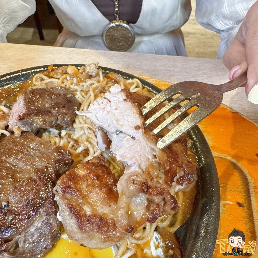 新竹縣竹東鎮100%原肉平價牛排+豐富自助吧吃到飽只要190元起！290元就可以吃到三種肉肉排餐+麵條無限續免費！--跟著踢小米吃喝玩樂趣