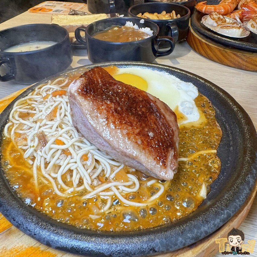 新竹縣竹東鎮100%原肉平價牛排+豐富自助吧吃到飽只要190元起！290元就可以吃到三種肉肉排餐+麵條無限續免費！--跟著踢小米吃喝玩樂趣