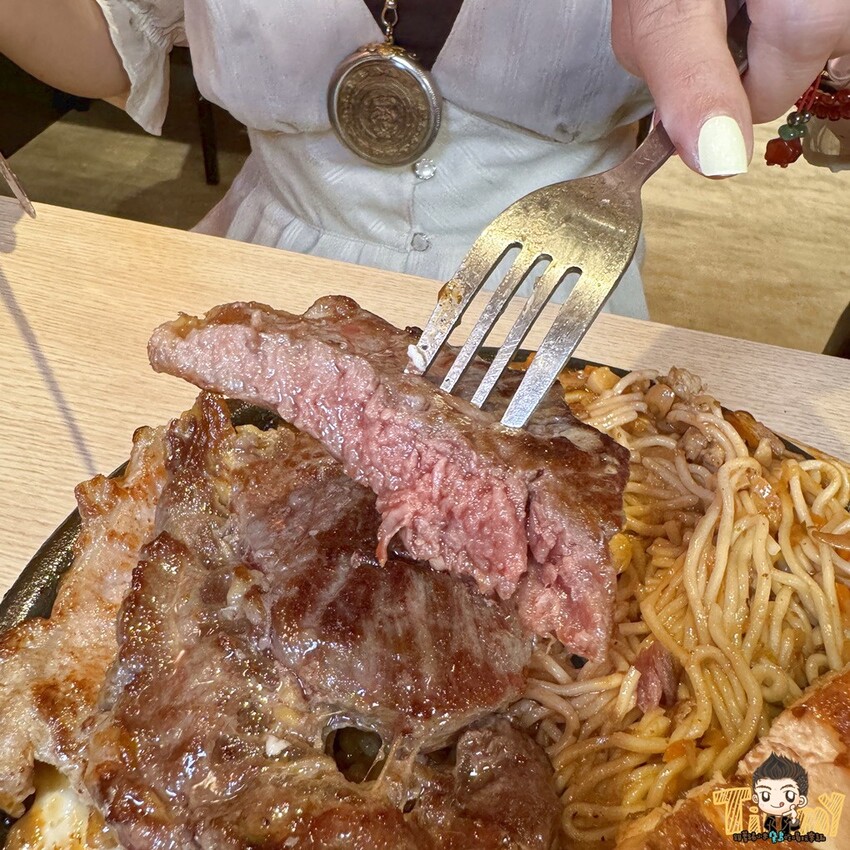 新竹縣竹東鎮100%原肉平價牛排+豐富自助吧吃到飽只要190元起！290元就可以吃到三種肉肉排餐+麵條無限續免費！--跟著踢小米吃喝玩樂趣