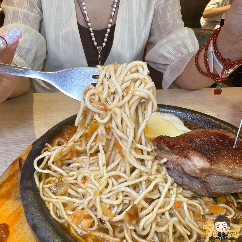 新竹縣竹東鎮100%原肉平價牛排+豐富自助吧吃到飽只要190元起！290元就可以吃到三種肉肉排餐+麵條無限續免費！--跟著踢小米吃喝玩樂趣