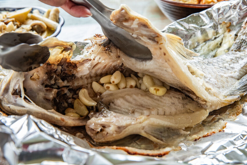 桃園市龍潭區三步五食休閒魚池｜網路上幾乎無資料的超大鹽烤魚！藏身釣魚池旁的隱藏版鮮魚料理