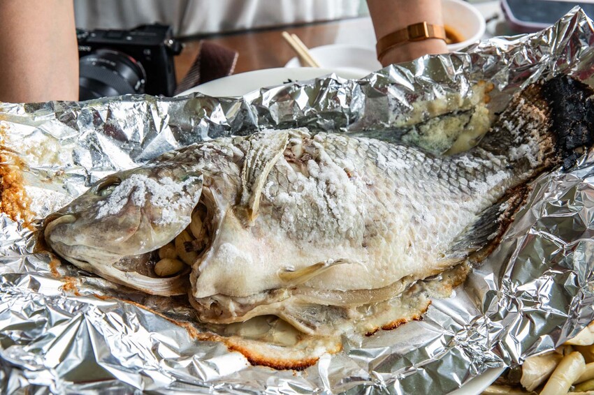 桃園市龍潭區三步五食休閒魚池｜網路上幾乎無資料的超大鹽烤魚！藏身釣魚池旁的隱藏版鮮魚料理
