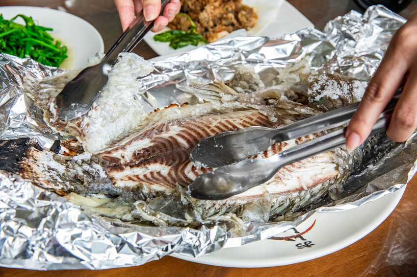 桃園市龍潭區三步五食休閒魚池｜網路上幾乎無資料的超大鹽烤魚！藏身釣魚池旁的隱藏版鮮魚料理